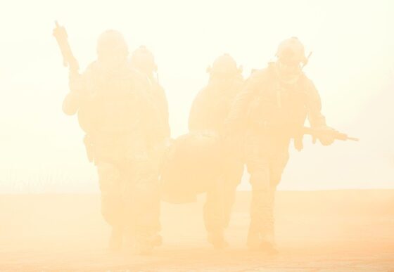 לוחמים סוחבים פצוע